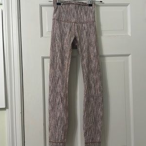 EUC lululemon Wunder Under textured pink, gray print